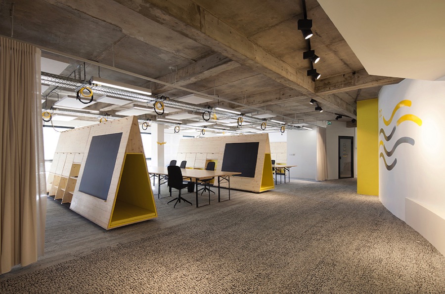 Cloisons mobiles et bureaux en épicéa, Lab LPA, Lyon 2e — Atelier Thomas Maincent